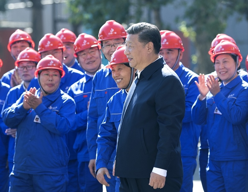 2018年9月26日，在中國一重集團(tuán)，習(xí)近平總書記走到工人中間，同大家親切交流。