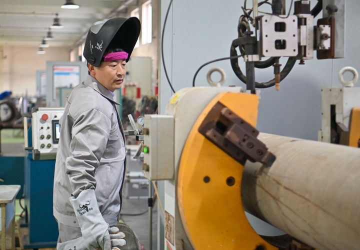 在中石化第四建設(shè)有限公司工匠學(xué)院，全國人大代表、中石化第四建設(shè)有限公司工匠學(xué)院焊接教練張振連操作自動焊機(jī)（2025年2月21日攝）。新華社記者 孫凡越 攝