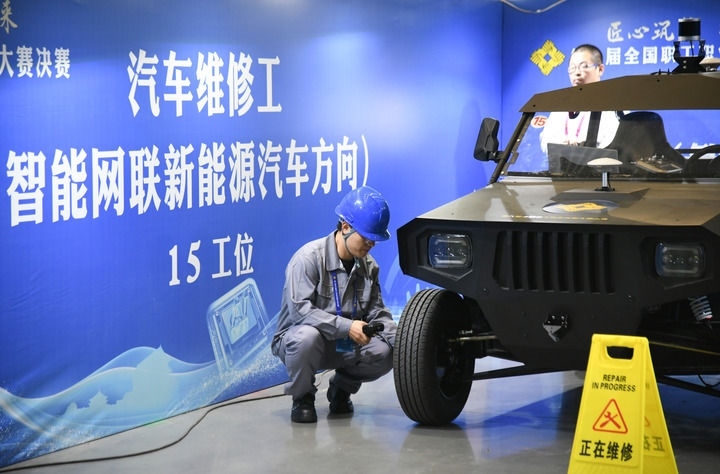 2024年9月11日，由全國總工會、人力資源和社會保障部等單位主辦的第八屆全國職工職業(yè)技能大賽決賽在陜西開幕。這是選手在位于西安國際會展中心的比賽場地參加汽車維修工（智能網(wǎng)聯(lián)新能源汽車方向）工種比賽。新華社記者 張博文 攝