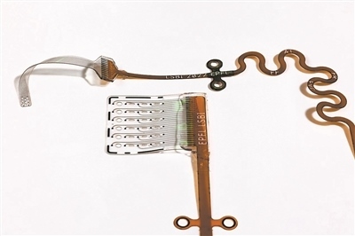 新開(kāi)發(fā)的ABI旨在輕柔地貼合腦組織，提高信號(hào)精度和患者舒適度。圖片來(lái)源：瑞士洛桑聯(lián)邦理工學(xué)院