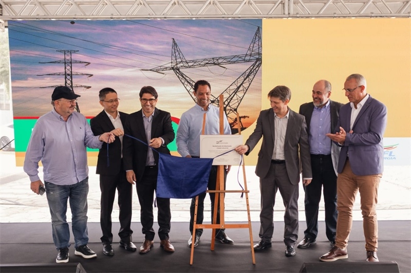 CPFL公司執(zhí)行副總裁弗拉維奧·恩里克·里貝羅（中）、CPFL輸電公司總裁李甫（左二）、南里奧格蘭德州州議員阿洛伊西奧·克拉斯曼（左一）、州長(zhǎng)代表豪爾赫·波佐邦（右一）等出席投運(yùn)儀式。 中國國家電網(wǎng)巴西電力CPFL公司供圖