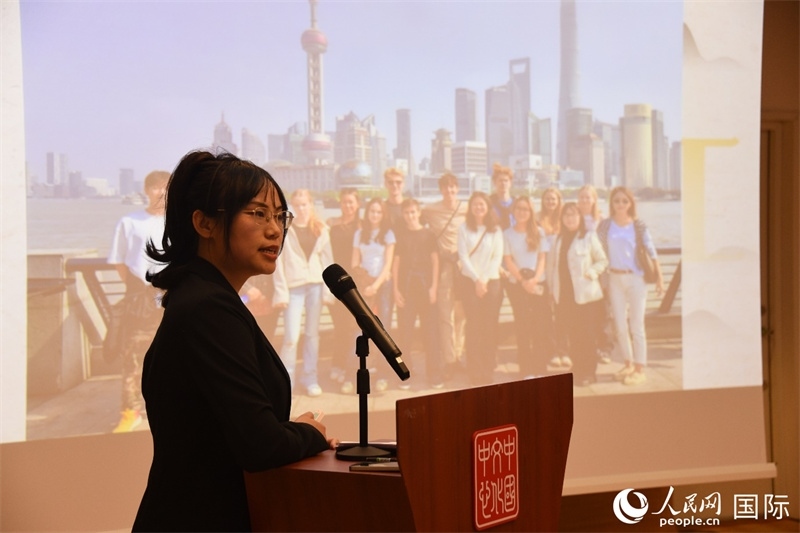 斯德哥爾摩考試中心經(jīng)理陳曦介紹“漢語(yǔ)水平考試”情況。人民網(wǎng)記者 殷淼攝