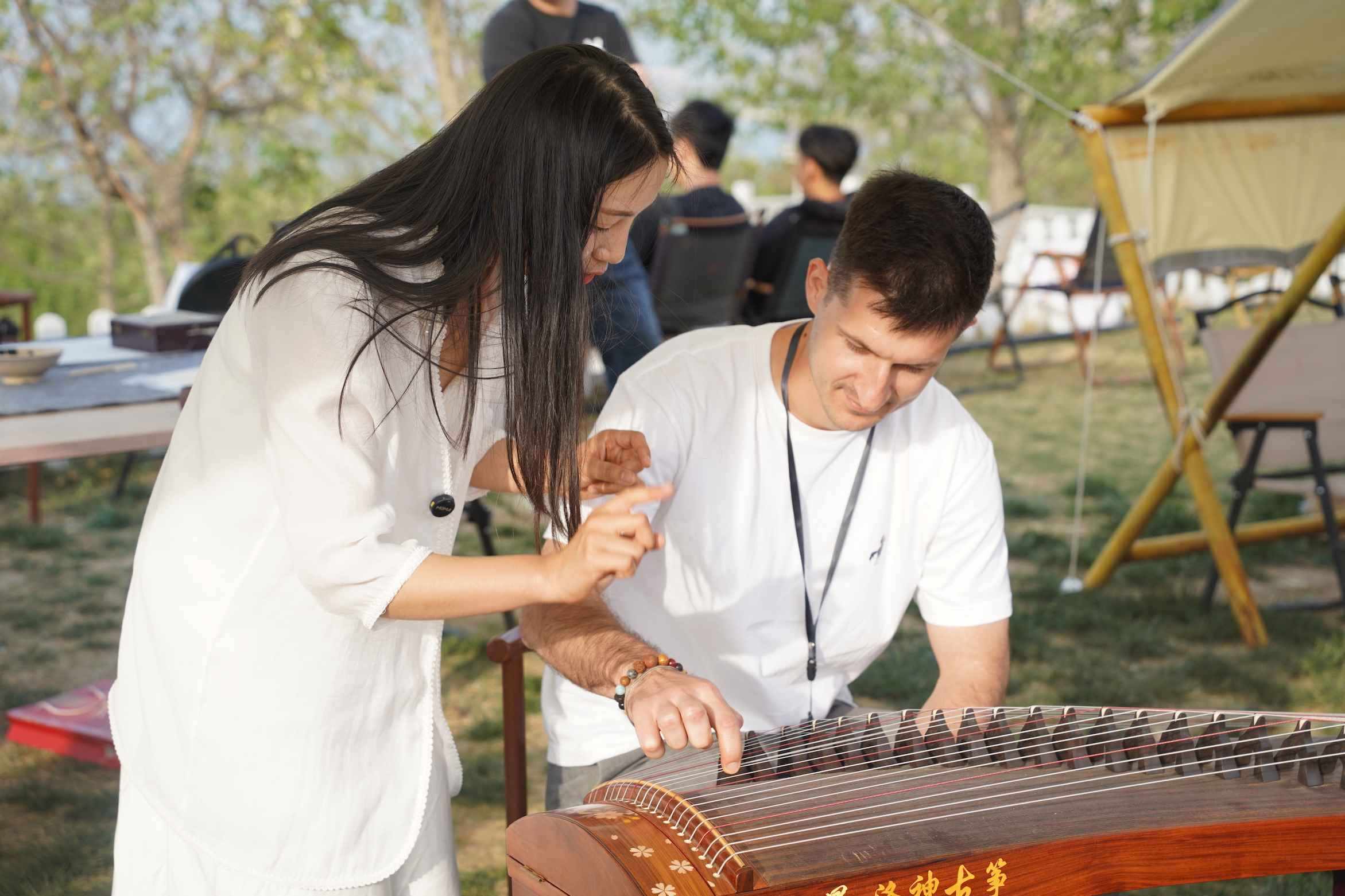 外媒體記者古箏體驗(yàn)。主辦方供圖