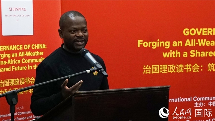 約翰內(nèi)斯堡大學(xué)非洲中國(guó)研究中心研究員葛迪恩·吉通加在讀書(shū)會(huì)上發(fā)言。人民網(wǎng) 劉暢攝