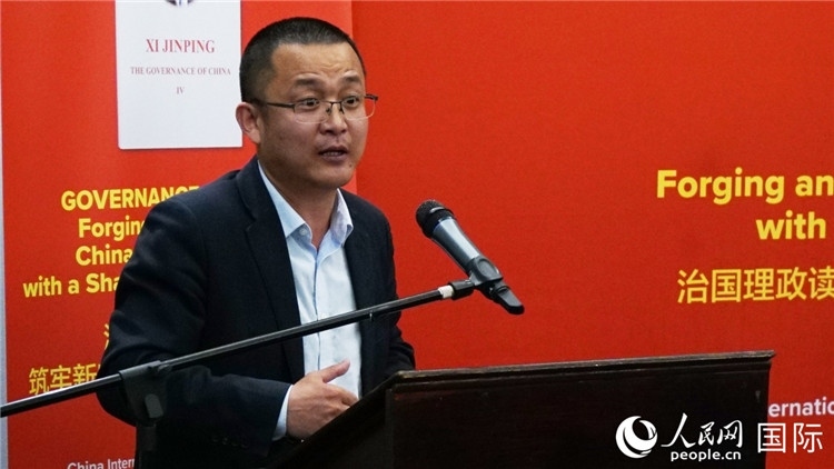 中非青年婦女協(xié)會(huì)主席、南非大學(xué)教授秦效順在讀書(shū)會(huì)上發(fā)言。人民網(wǎng) 劉暢攝