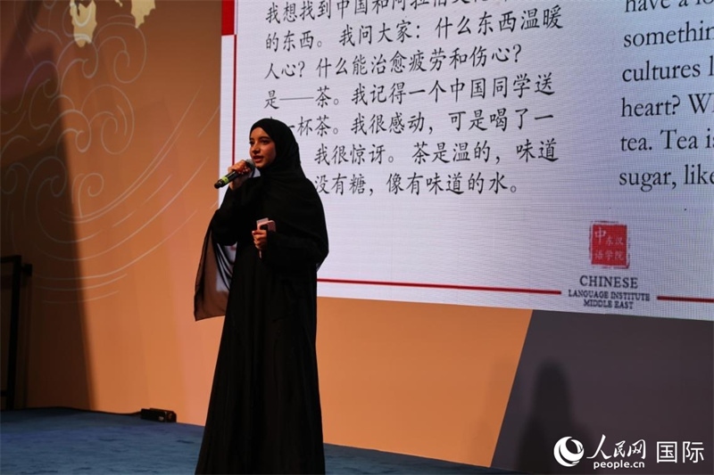 第四屆“阿聯(lián)酋眼中的中國(guó)”中文比賽上，一位阿聯(lián)酋漢語(yǔ)學(xué)習(xí)者與觀眾分享對(duì)中國(guó)茶文化的思考。人民網(wǎng)記者 張志文攝