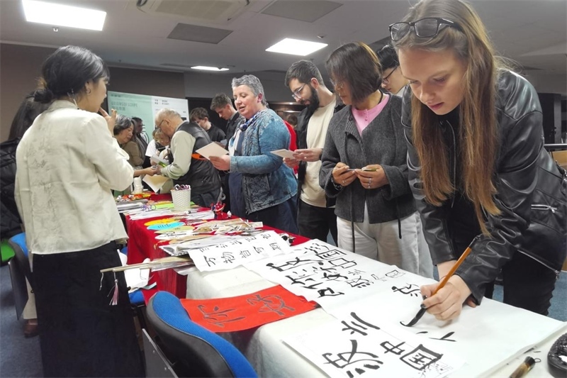 現(xiàn)場(chǎng)來賓體驗(yàn)中國傳統(tǒng)文化。中國駐波蘭大使館供圖。