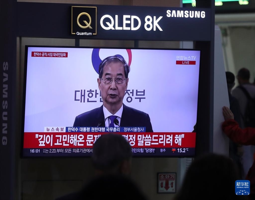 5月1日，在韓國首爾火車站，民眾觀看韓德洙辭職的新聞。新華社記者 姚琪琳 攝