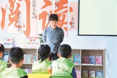 田桂月帶領(lǐng)孩子共讀繪本《點(diǎn)》。李澤罡攝