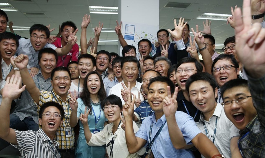 2013年8月29日，習(xí)近平總書(shū)記在東軟集團(tuán)（大連）有限公司同年輕員工親切合影。新華社記者 鞠鵬 攝