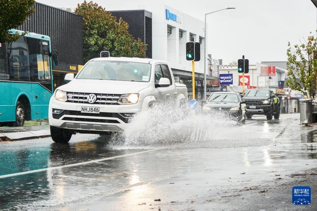 5月1日，汽車行駛在新西蘭南島城市克賴斯特徹奇的街頭。新華社發(fā)（陳思雨蒙 攝）