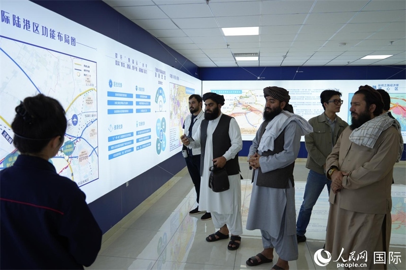 代表團(tuán)在烏魯木齊國際陸港區(qū)參觀。人民網(wǎng)記者 章凱風(fēng)攝