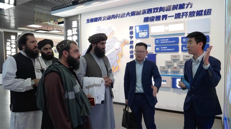 代表團(tuán)在義新歐班列始發(fā)站參觀。CGTN記者 楊剛攝