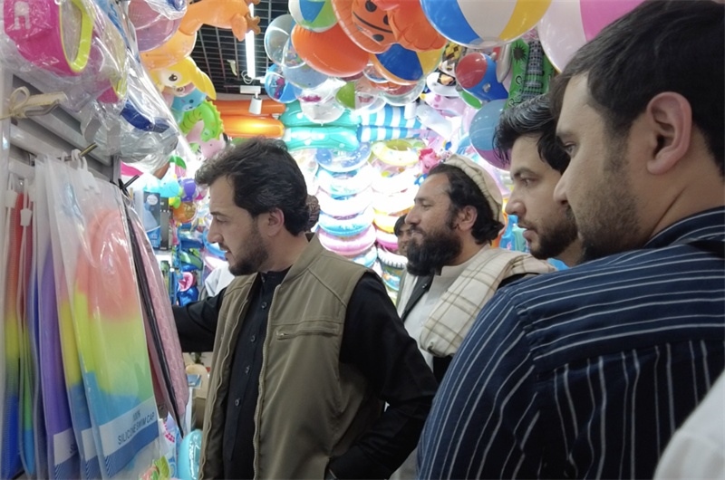 代表團(tuán)在義烏國際商貿(mào)城參觀。CGTN記者 楊剛攝