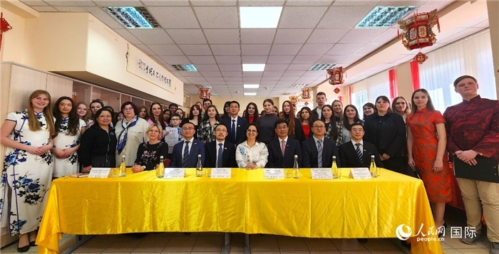 參加中文翻譯比賽全體人員合影。人民網記者 蔡子暢攝