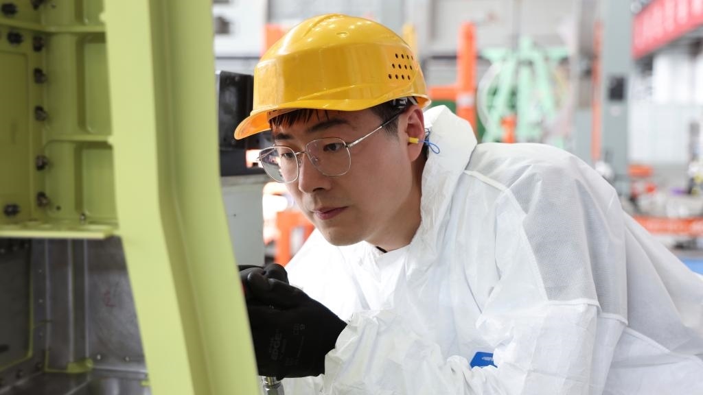 在中國航空工業(yè)集團(tuán)成飛車間內(nèi)，飛機(jī)鉚裝鉗工首席操作技師馮攀龍正在工作。（新華社發(fā)）