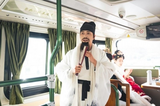 身著古裝的“伴游”在“長安尋夢”主題觀光車上為游客講解。（受訪者供圖）