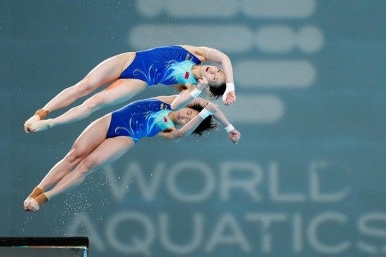 5月2日，陳芋汐（上）/全紅嬋在比賽中。新華社記者 鞠煥宗 攝