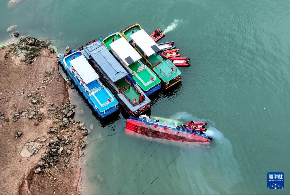 5月5日，救援人員在對(duì)傾覆船只進(jìn)行搜救（無人機(jī)照片）。新華社記者 劉續(xù) 攝