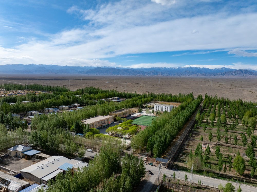 這是4月23日在新疆克州阿圖什市哈拉峻鄉(xiāng)拍攝的謝依特小學(xué)（無人機(jī)照片）。