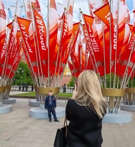 當?shù)貢r間5月7日下午，莫斯科紅場外，紀念蘇聯(lián)偉大衛(wèi)國戰(zhàn)爭勝利80周年慶典旗幟飄揚。