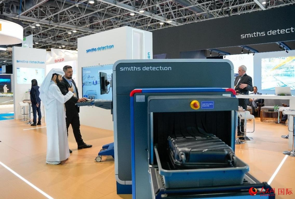 參展商體驗(yàn)安檢設(shè)施。人民網(wǎng)塔里克·易卜拉欣攝