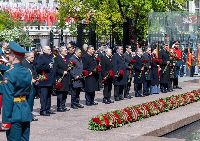 △當(dāng)?shù)貢r(shí)間5月9日，紀(jì)念蘇聯(lián)偉大衛(wèi)國(guó)戰(zhàn)爭(zhēng)勝利80周年慶典結(jié)束后，習(xí)近平主席同其他國(guó)家領(lǐng)導(dǎo)人一起從紅場(chǎng)來到亞歷山大花園，向無名烈士墓獻(xiàn)花，并肅立默哀。