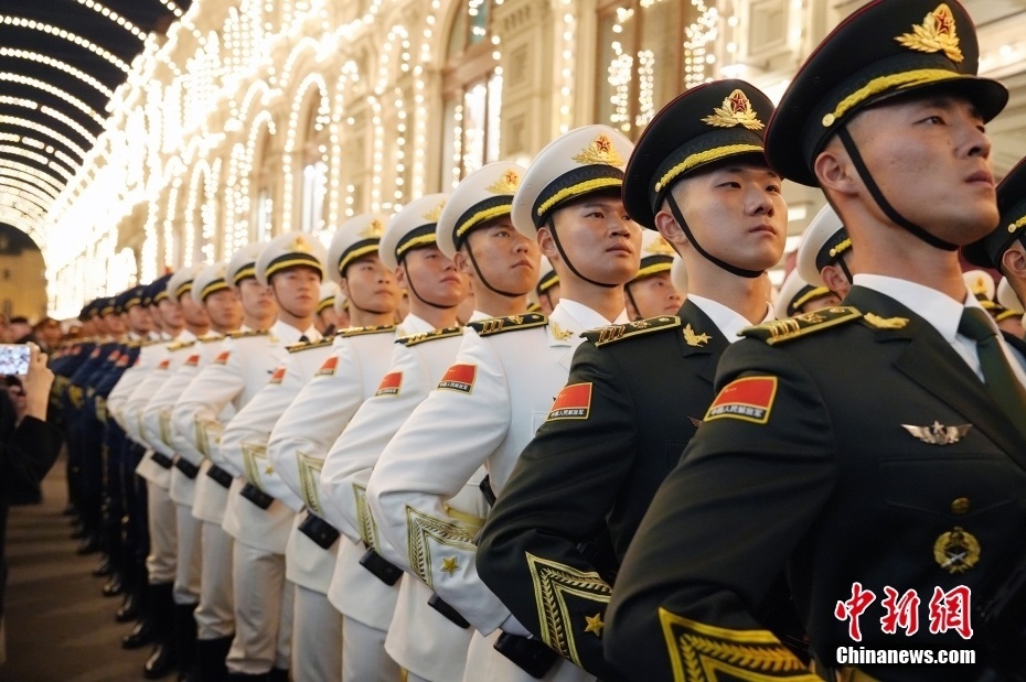 當?shù)貢r間5月3日晚，俄羅斯首都莫斯科，俄羅斯紀念衛(wèi)國戰(zhàn)爭勝利80周年閱兵式第二次彩排，中國人民解放軍儀仗司禮大隊震撼亮相，受到華僑華人、留學生和當?shù)孛癖姛崃覛g迎。中新社記者 田冰 攝