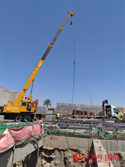 工人在進行五號隧道施工。人民網(wǎng)記者管克江攝