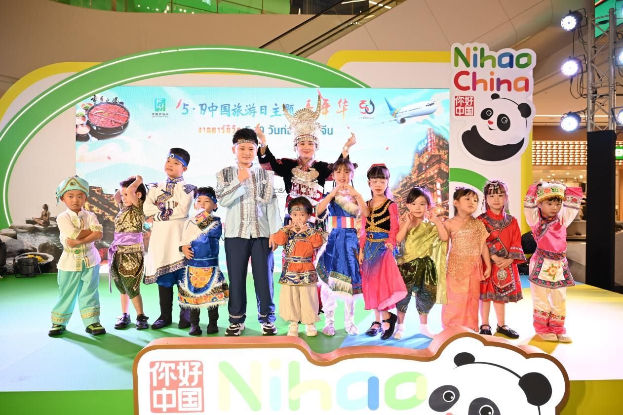 開幕式上，中泰小朋友服飾秀表演。主辦方供圖