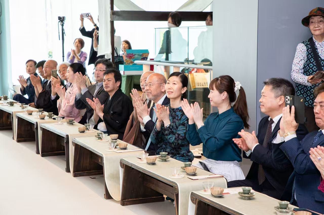 中日兩國(guó)文旅界、各茶道流派嘉賓出席開幕式。中國(guó)駐大阪旅游辦事處供圖