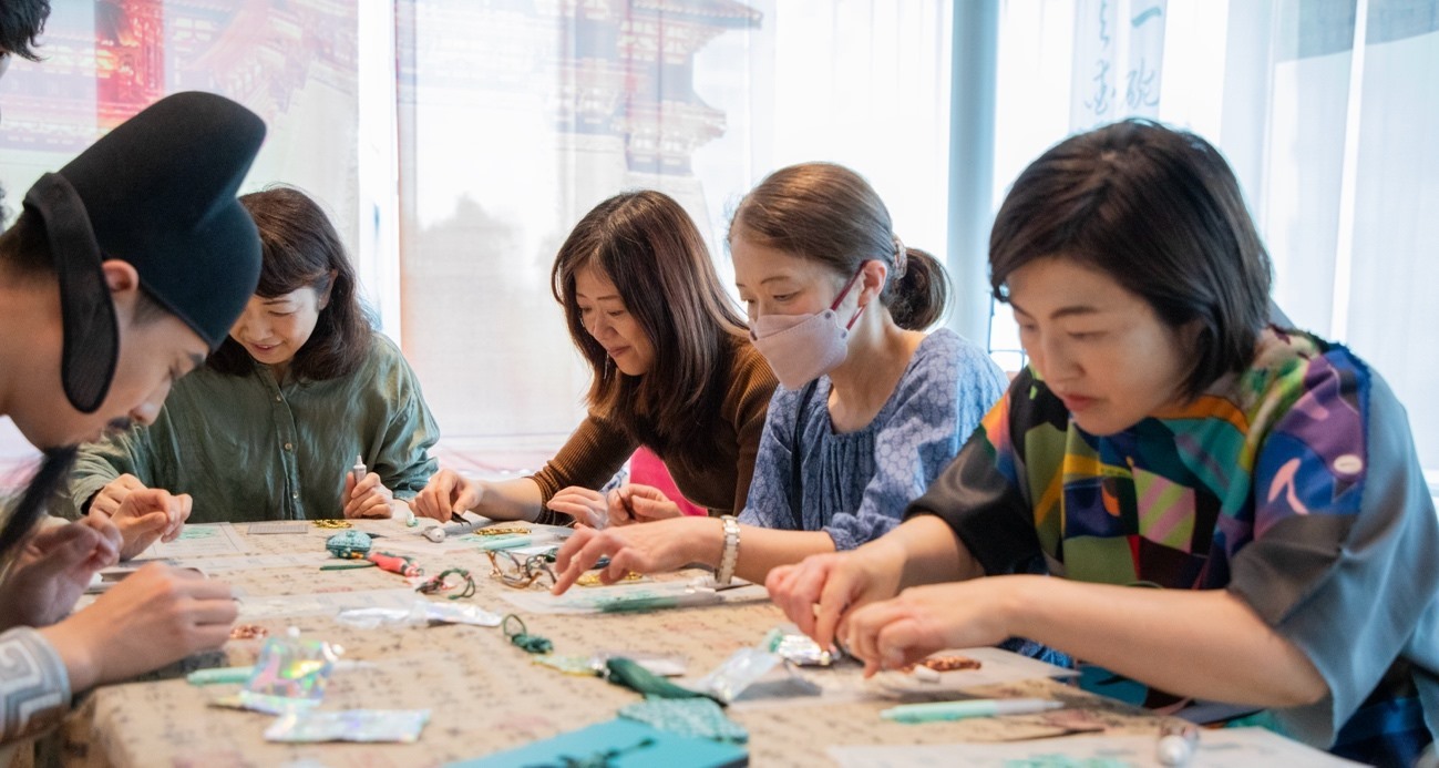 客人體驗(yàn)制作綠松石銅牌。中國(guó)駐大阪旅游辦事處供圖