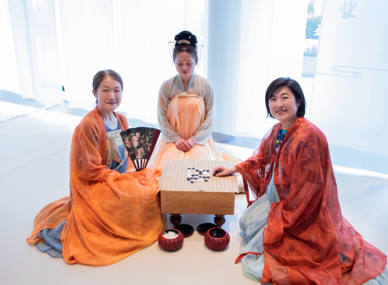 日本客人體驗(yàn)漢服。中國(guó)駐大阪旅游辦事處供圖