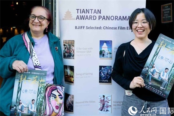 《朝云暮雨》放映前，觀眾前同主辦方互動。楊浩鵬攝