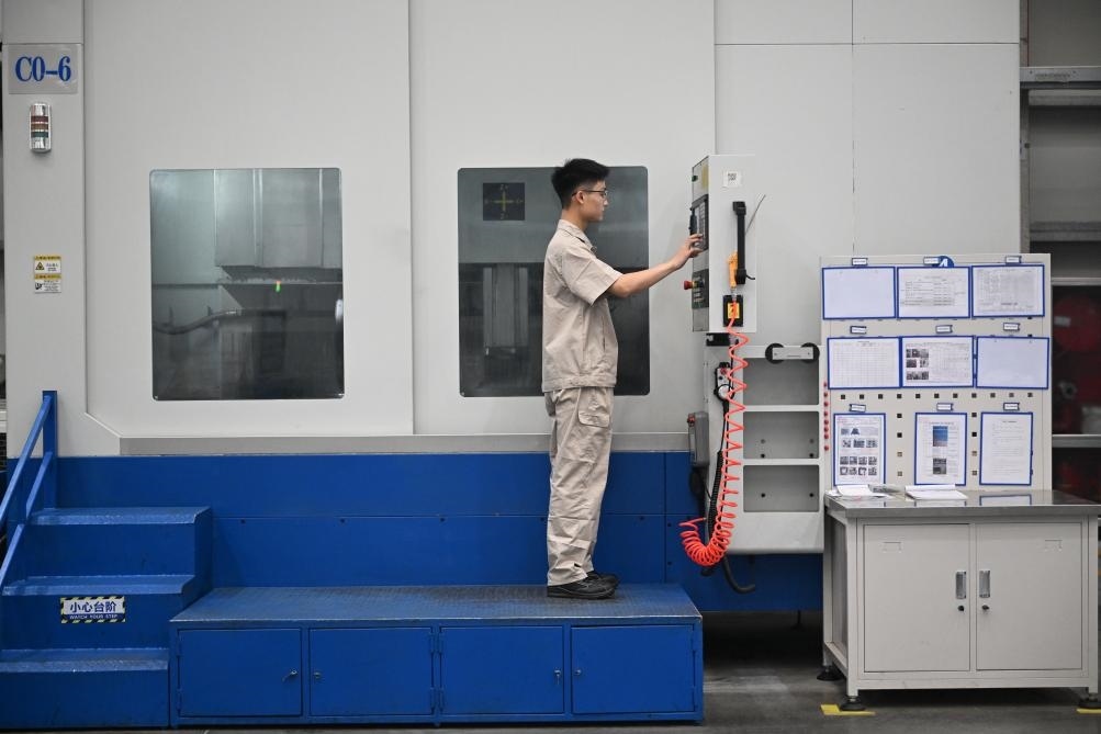 近日，工人在洛陽軸承集團(tuán)股份有限公司的智能生產(chǎn)線上作業(yè)。新華社記者 李嘉南 攝