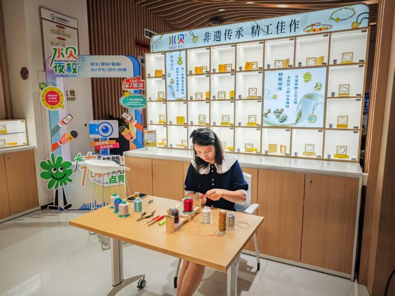 水貝夜校學(xué)員正在展示手工編繩過(guò)程。人民網(wǎng) 肖聰聰攝