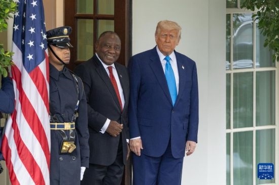 5月21日，美國總統(tǒng)特朗普（右）在華盛頓白宮迎接到訪的南非總統(tǒng)拉馬福薩（中）。新華社記者 胡友松 攝