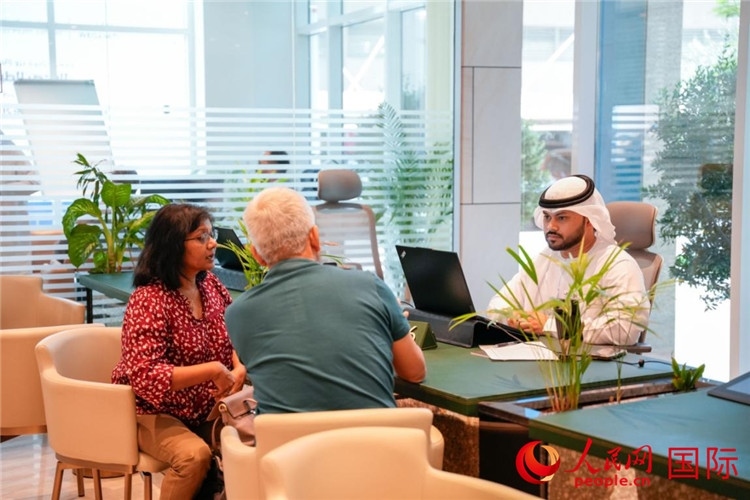 在阿治曼自由區(qū)一站式服務中心內，工作人員為客商辦理業(yè)務。人民網 塔里克·易卜拉欣攝