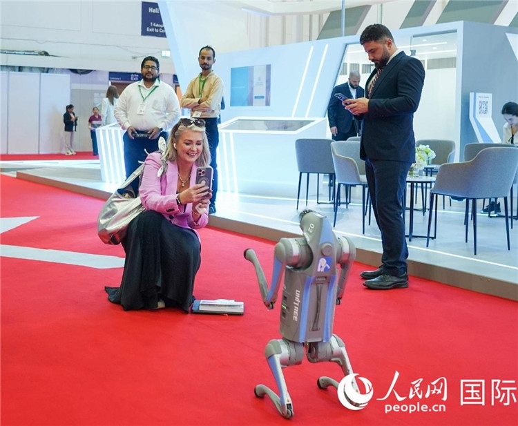 與會嘉賓被中企機器人吸引。人民網(wǎng) 塔里克·易卜拉欣攝