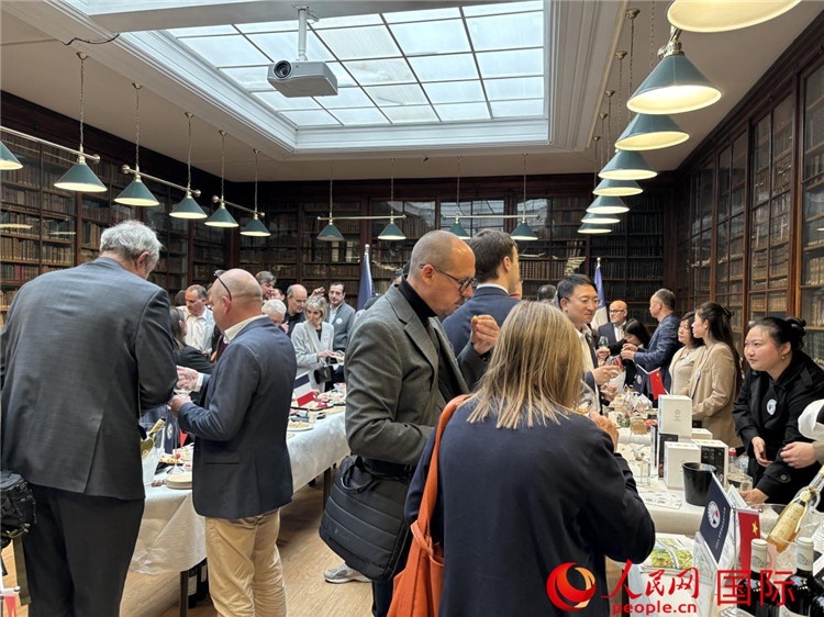 FIWA大獎賽獲獎酒及農(nóng)產(chǎn)品2025專業(yè)展暨中國云南—法國巴黎特色商品推介會現(xiàn)場。人民網(wǎng)記者 于超凡攝