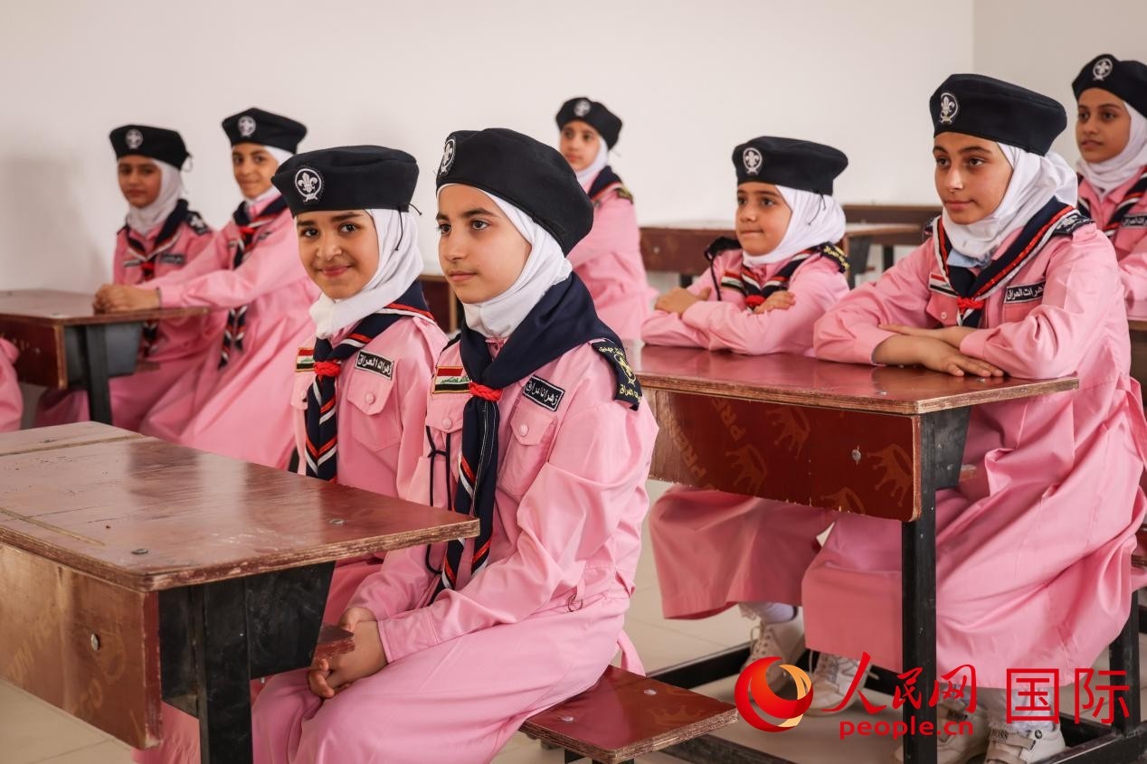 阿爾穆塔?阿里卡特國際學(xué)校的學(xué)生在教室內(nèi)上課。人民網(wǎng)記者 薛丹攝