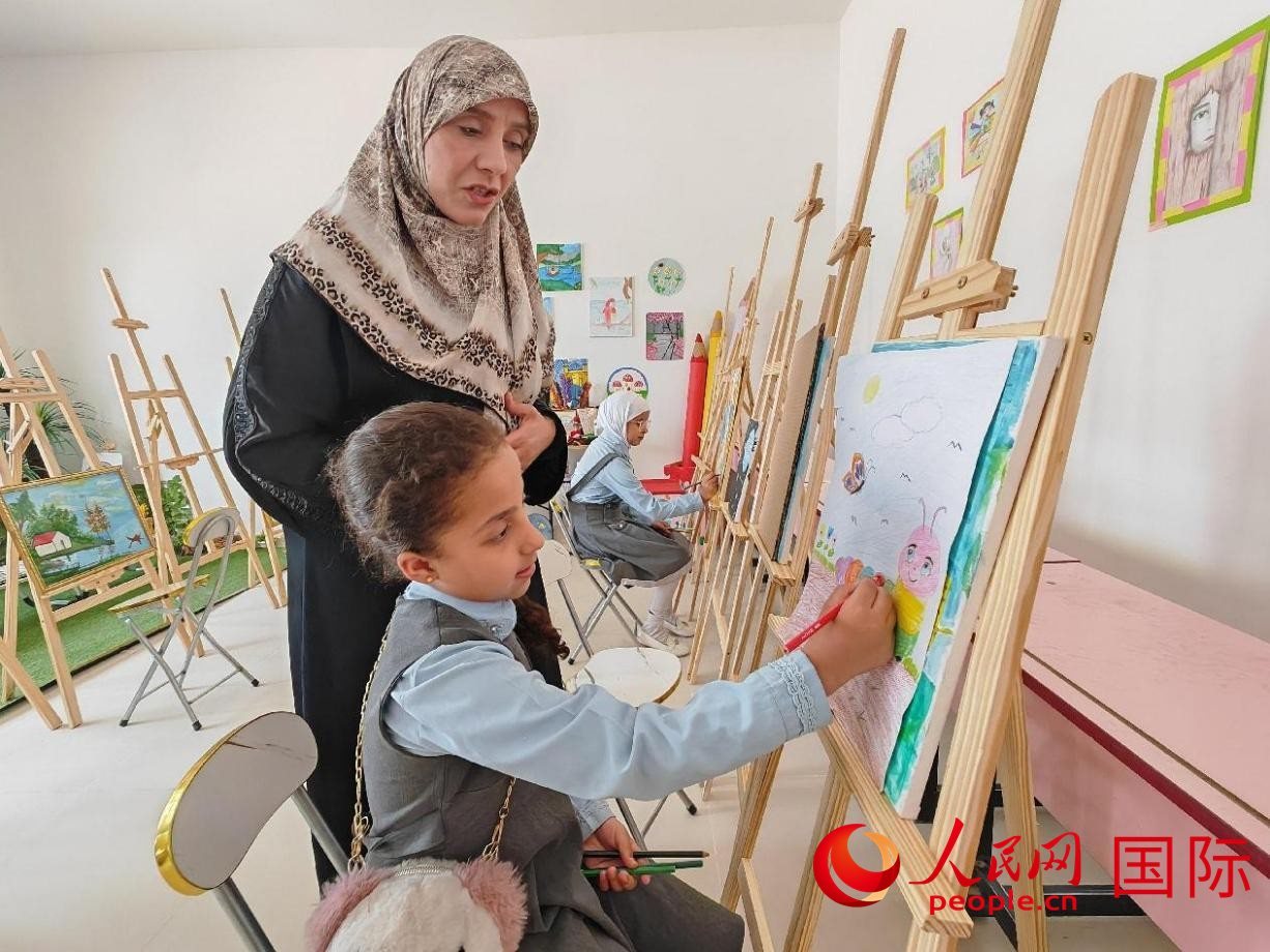 阿爾穆塔?阿里卡特國際學(xué)校的學(xué)生在美術(shù)室上課。人民網(wǎng)記者 管克江攝