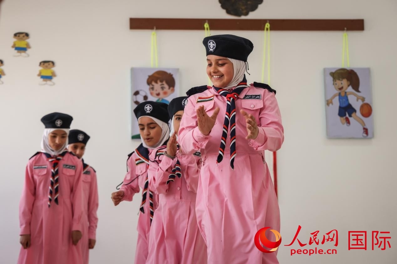 阿爾穆塔?阿里卡特國際學(xué)校的學(xué)生在展示課間活動。人民網(wǎng)記者 薛丹攝