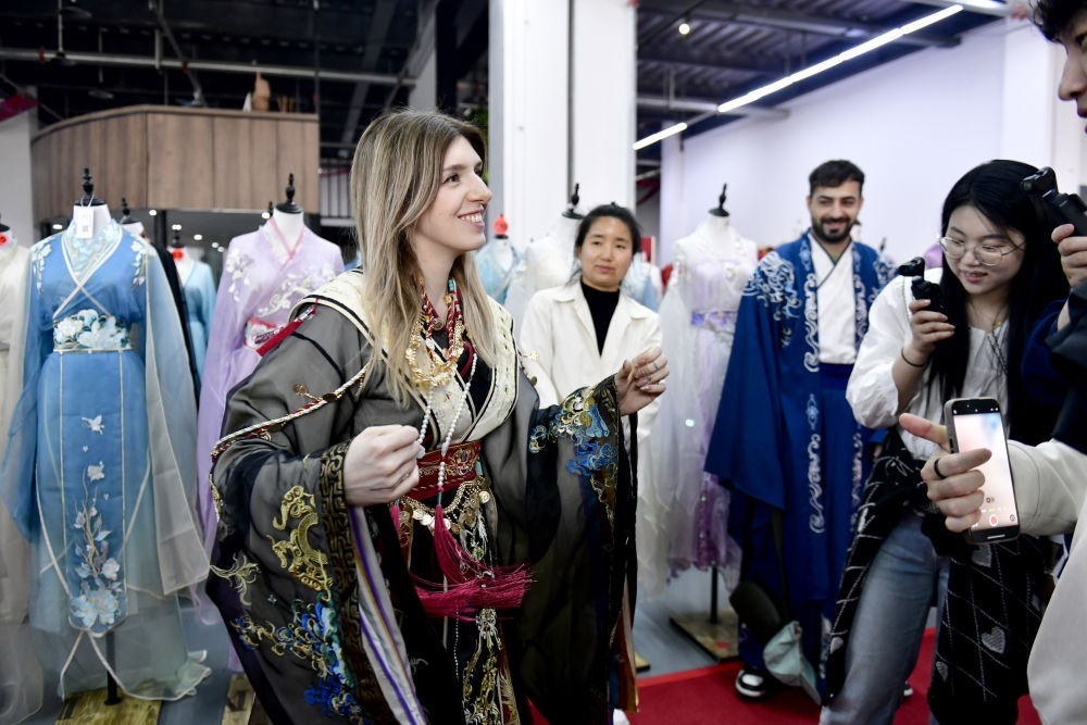 2025年4月8日，參加曹縣漢服文化節(jié)的意大利嘉賓卡米拉在試穿漢服。新華社記者郭緒雷 攝