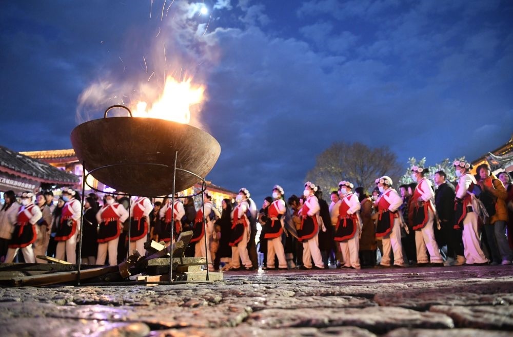 2025年1月11日，游客和居民在麗江古城打跳游玩。（趙慶祖攝）