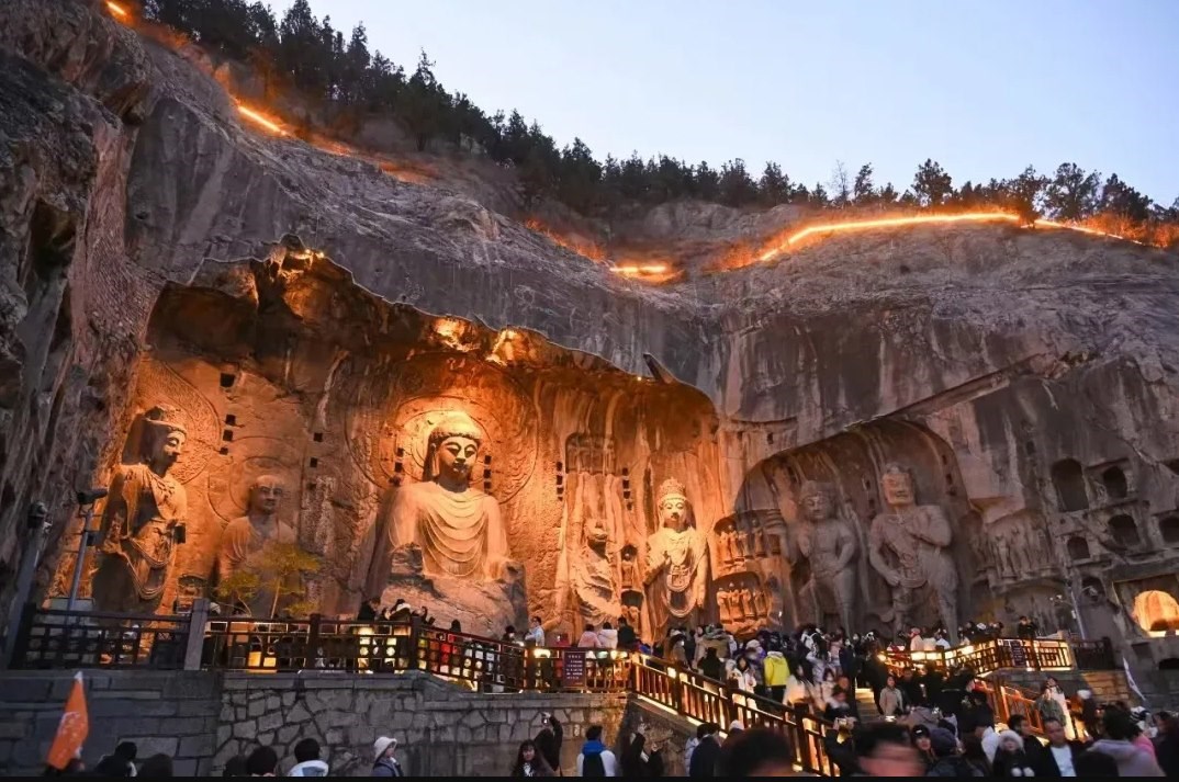 游客在龍門石窟參觀游覽。