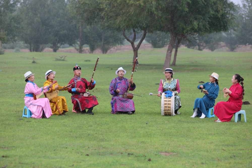 2024年7月16日，《格薩（斯）爾》史詩說唱傳承人在內(nèi)蒙古赤峰市巴林右旗戶外表演。（胡斯楞攝）