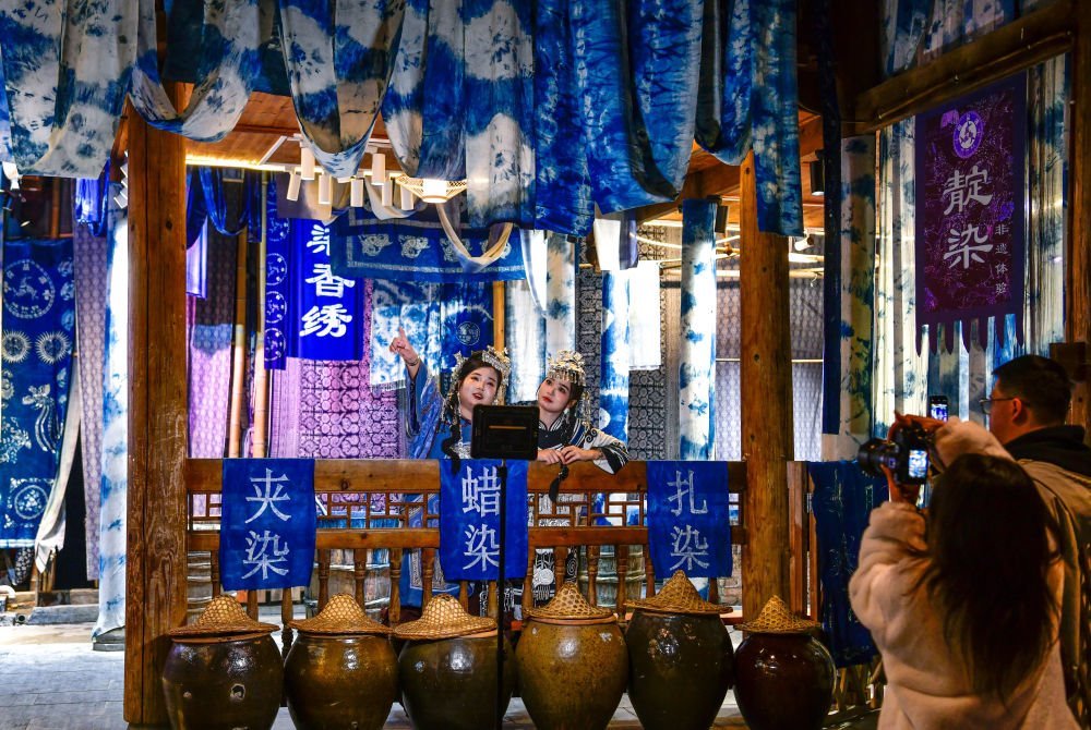 2025年3月17日，游客在貴州省黎平縣肇興侗寨里留影。新華社記者楊文斌 攝