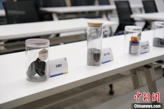 5月20日，浙大高分子科學與工程學系內(nèi)擺放著石墨礦等。 曹丹 攝