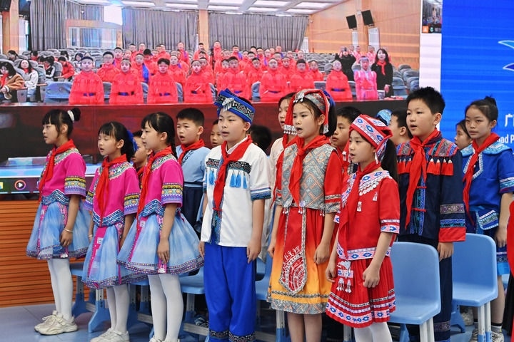 2025年3月28日，在“壯蒙一家親 共筑中國(guó)夢(mèng)”手拉手主題云隊(duì)會(huì)上，廣西南寧市濱湖路小學(xué)四（1）中隊(duì)隊(duì)員通過(guò)網(wǎng)絡(luò)和內(nèi)蒙古鄂爾多斯東勝區(qū)第十二小學(xué)四（9）中隊(duì)隊(duì)員一起唱《中國(guó)少年先鋒隊(duì)隊(duì)歌》。新華社記者 周華 攝